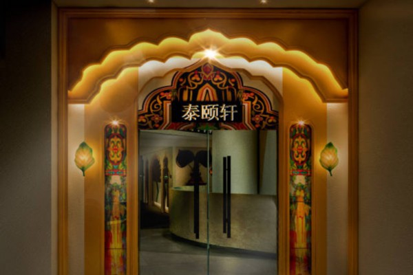 农夫挥汗田间，丰收在望(农夫丰收时的情景绘画)
